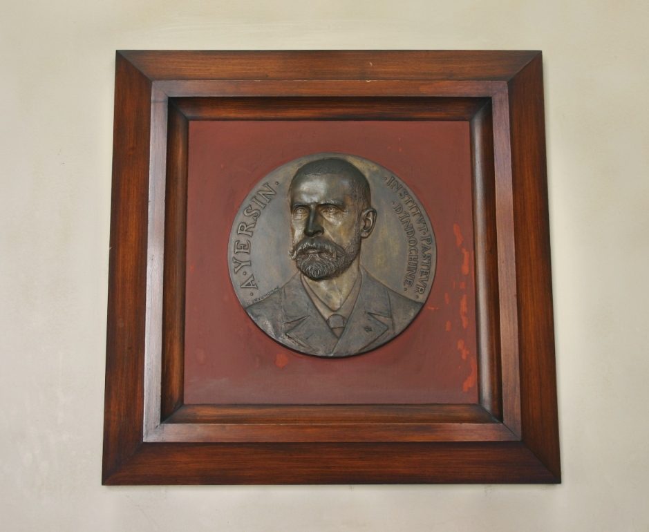 Alexandre Yersin medallion, Institut Pasteur, Paris (1).JPG